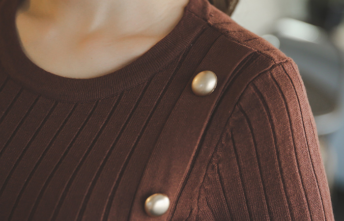 金色纽扣美人鱼长款针织衫连衣裙