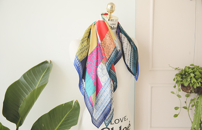 奢华裙搭配花纹围巾