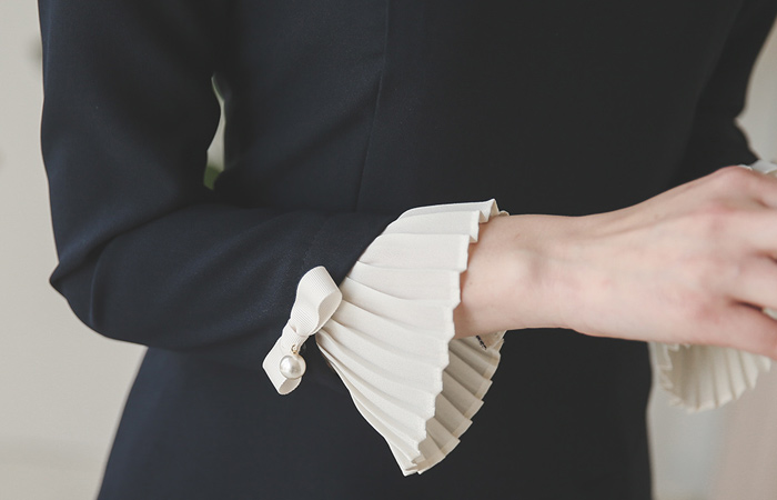 百褶荷叶边领丝带心连衣裙