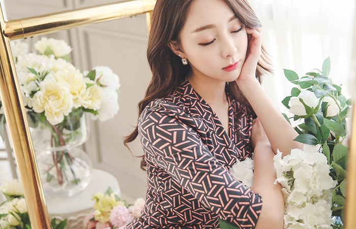 光面地理褶饰包连衣裙