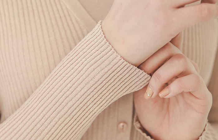 基本的V字领贴身开衫