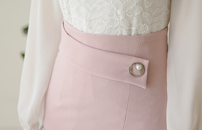 女人珍珠戒指乐团高裙子