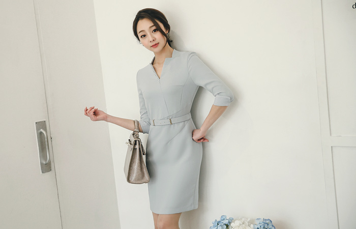 V字领所有的Diffie-棒带连衣裙