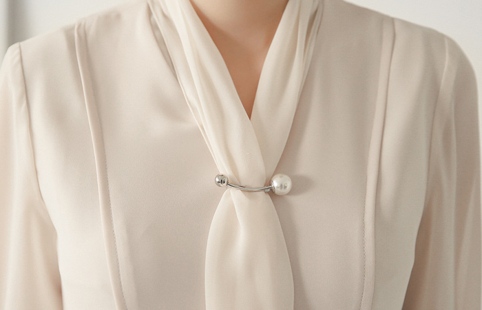 珍珠胸针围巾真丝连衣裙