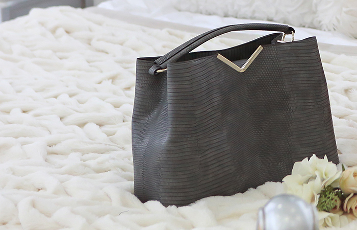 [模特穿30茶]金V卡扣手提包