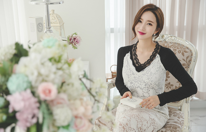 蕾丝紧身长款连衣裙