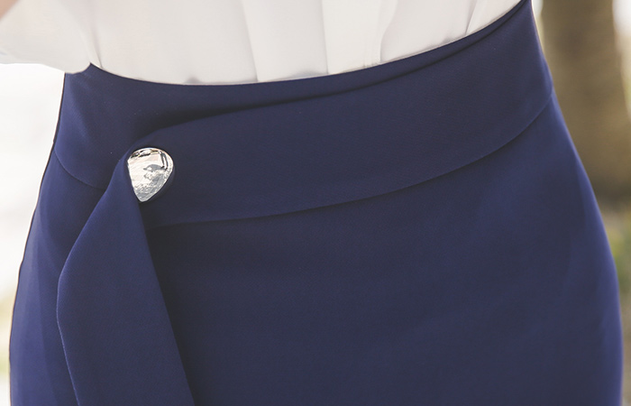 金属钮扣装饰束腰裙子