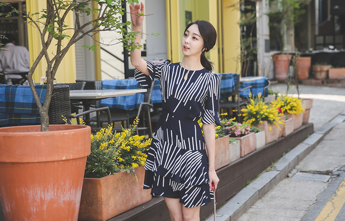 坚持图案层褶裙褶边连衣裙