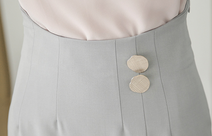 马特按钮曲线高腰裙子