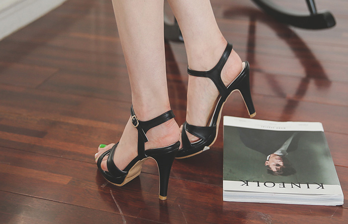 简单交叉皮条/束带鞋跟凉鞋