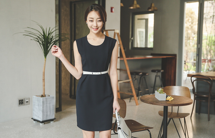 最少引脚抱膝切口连衣裙