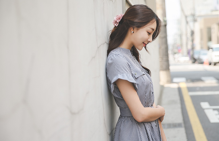 贝拉皱褶袖检查针尾长款连衣裙