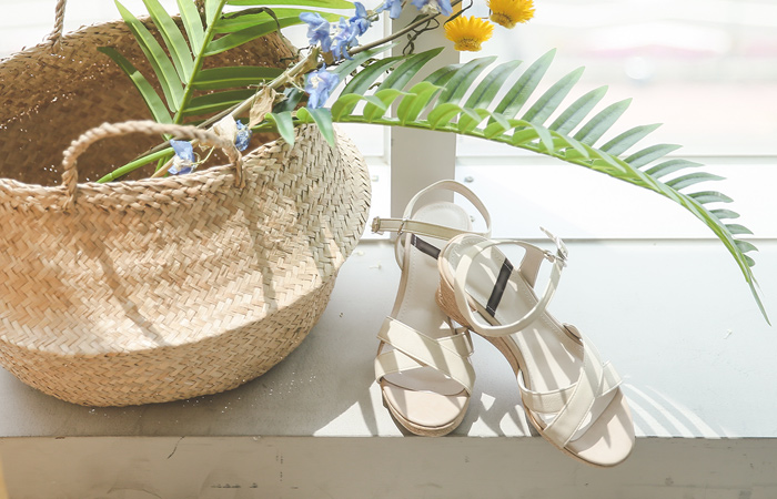 中性皮条/束带坡跟鞋凉鞋