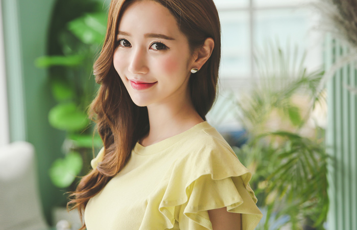 层褶裙竖起套筒圆领Ť恤衫