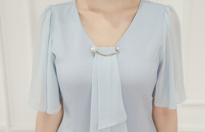 珍珠胸针雪纺围巾高海军连衣裙