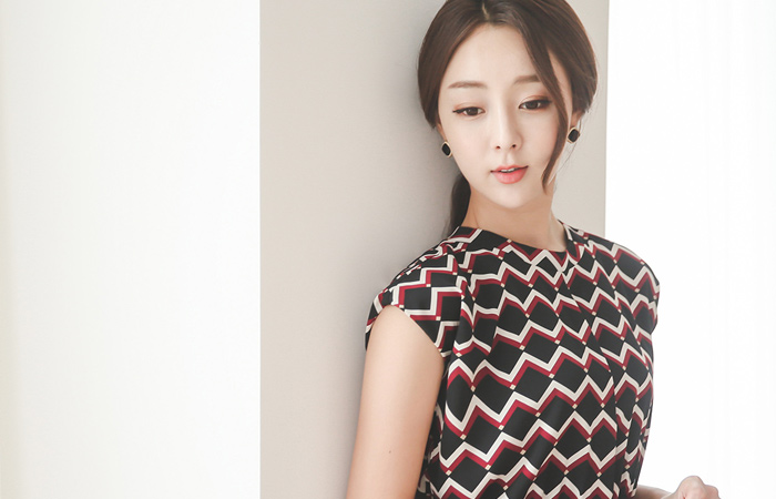 狭缝加重线条连衣裙