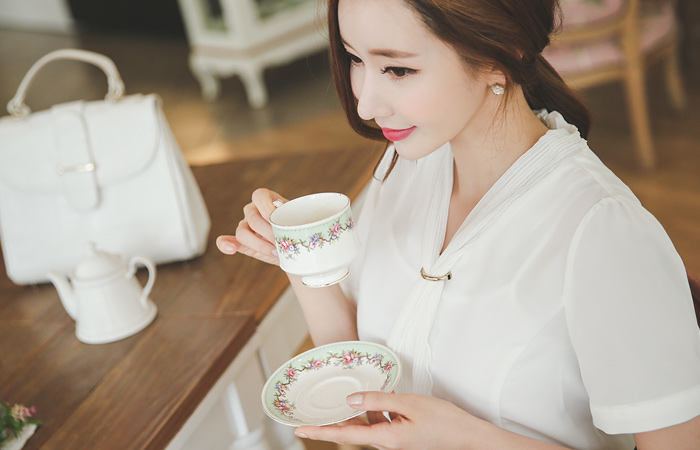 黄金装饰的围巾百褶女衬衫