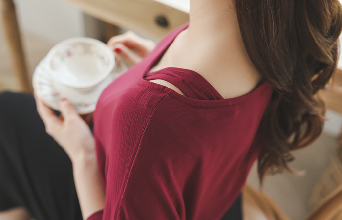 马里恩肩带剪切线T恤衫