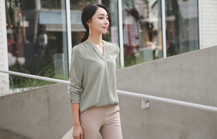 现代条纹V字领女衬衫