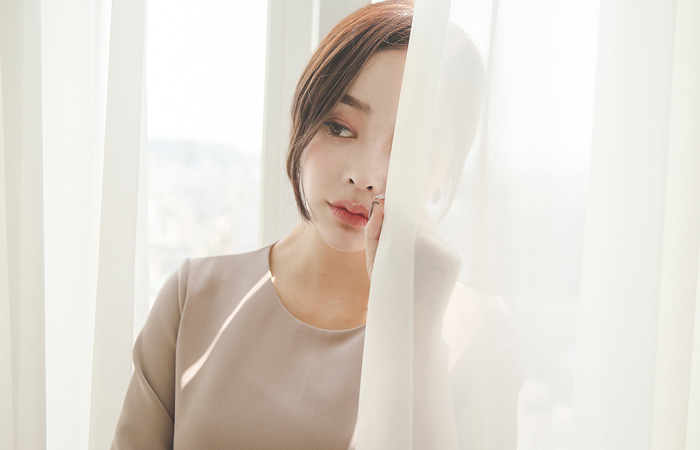 收集搭着珍珠胸针连衣裙