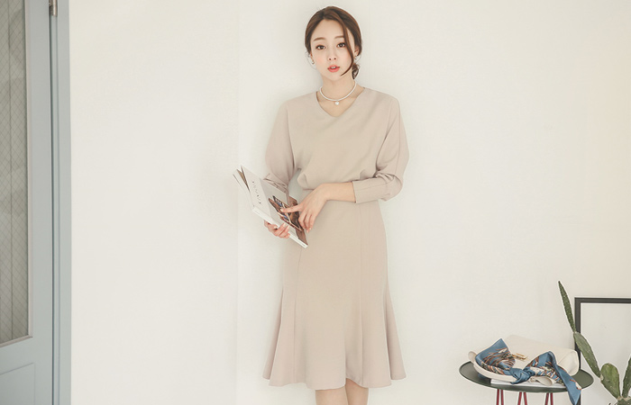 女人音量调节器顶部和连衣裙