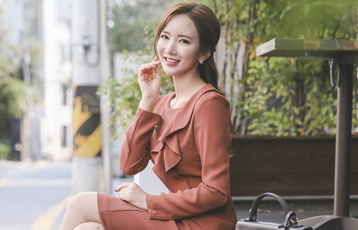 层叠的荷叶边^ h线条连衣裙