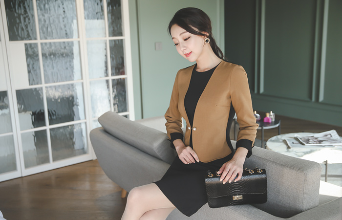 外套分层珍珠胸针连衣裙