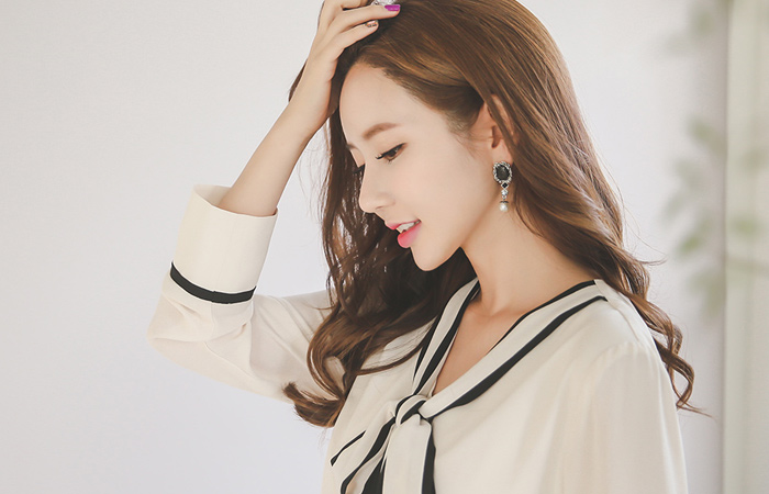 黑色蝴蝶结领带衬里连衣裙