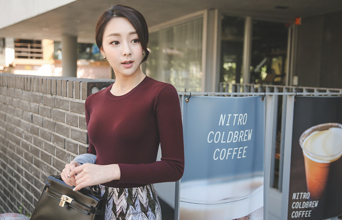 基本的修身圆领针织衫（下降）