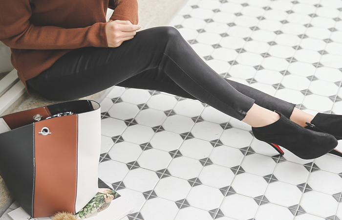 别致黑覆盖紧身裤