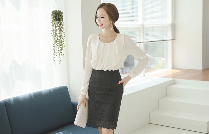 褶饰荷叶边顶量蕾丝连衣裙