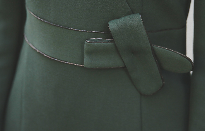 金属管道V字领连衣裙