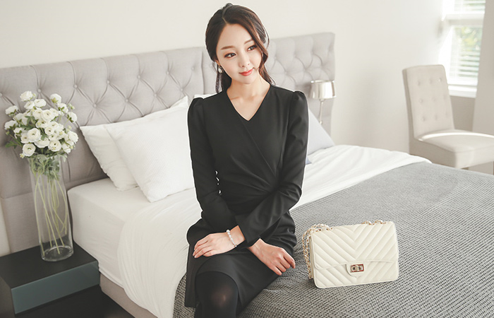 马里昂搭着珍珠戒指连衣裙