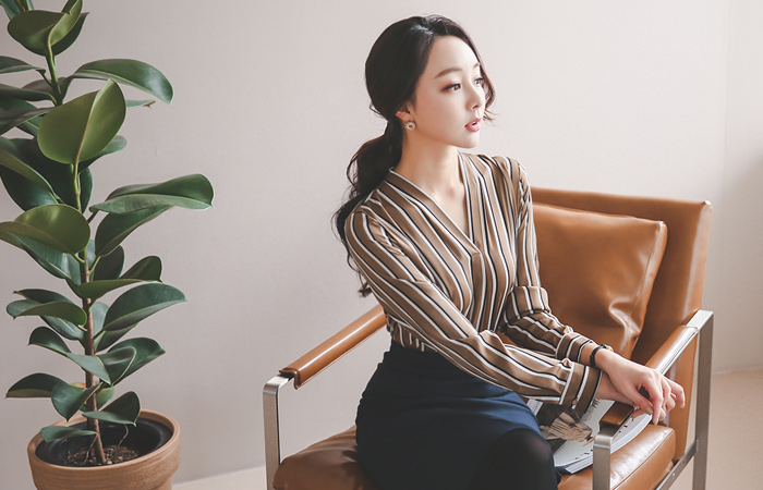 条纹绸缎V字领女衬衫