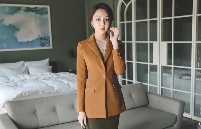 银尖泰勒赢得了按钮外套