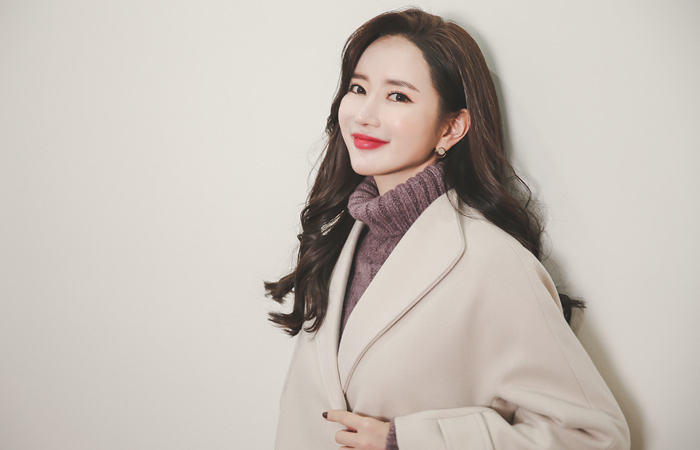 永彩色宽袖口飞人呢子大衣