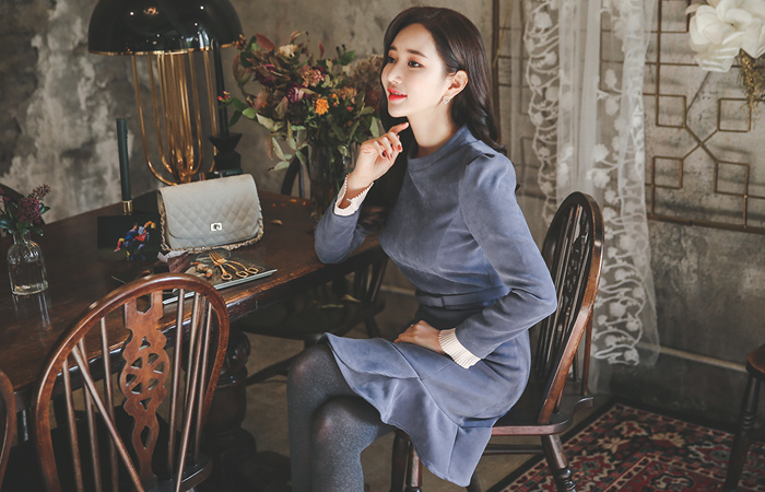 女人百褶荷叶边袖连衣裙