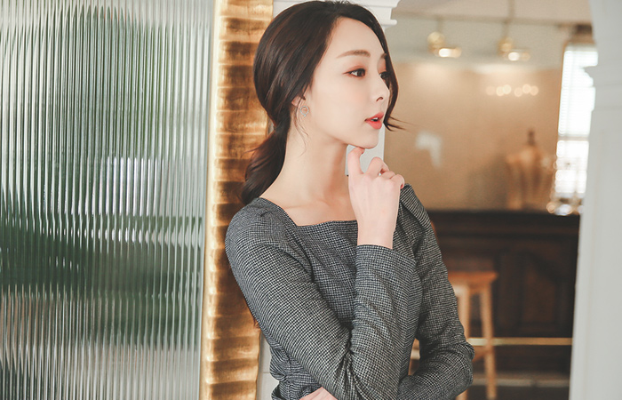 一边掐剪切方颈连衣裙