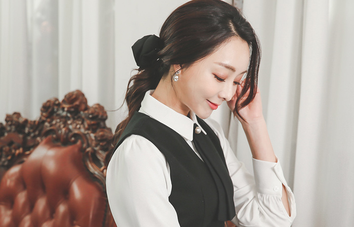 V字领柔丝一线条羊毛连衣裙