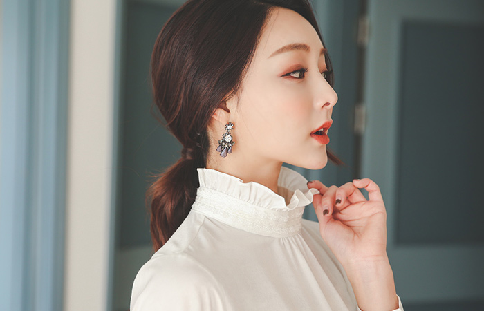 天鹅绒蕾丝荷叶边领褶饰女衬衫