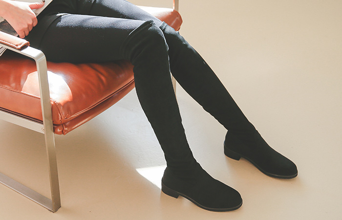 翻毛皮膝盖高的毛皮衬里靴子