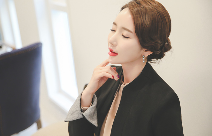 站在颈部配色提示按钮羊毛大衣