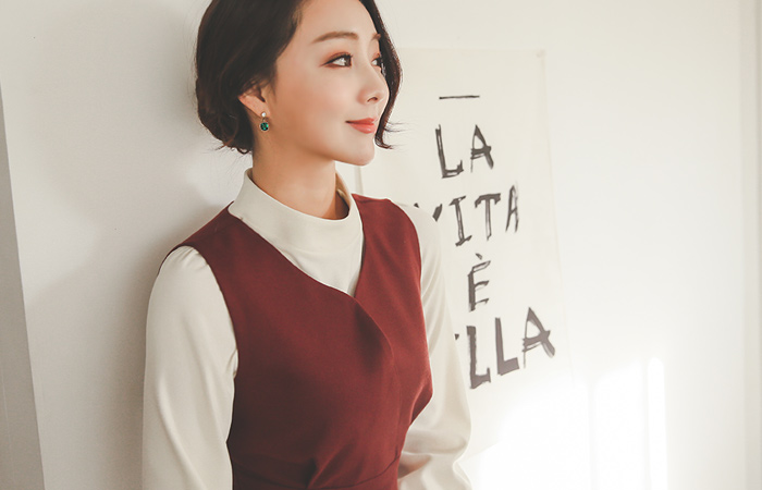 的Sansa心颈部分层连衣裙