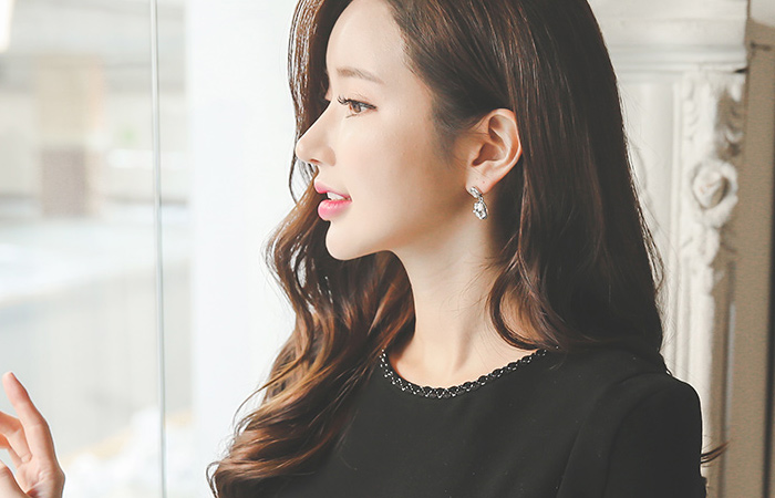 珍珠金属刺绣线条连衣裙