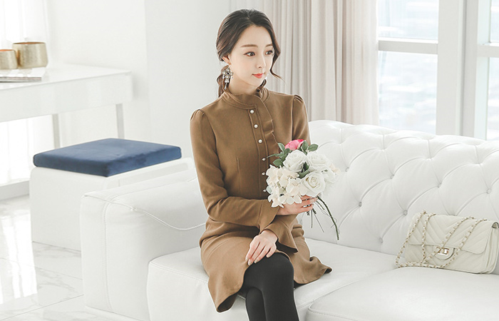 它浪漫皱褶的领口连衣裙