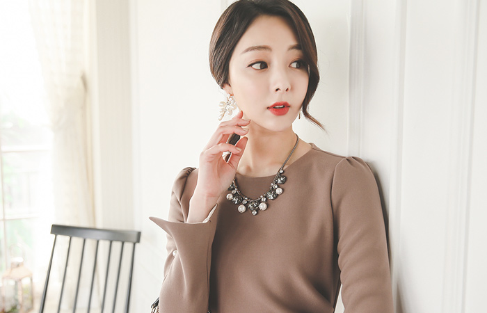 珍珠狭缝袖口披连衣裙