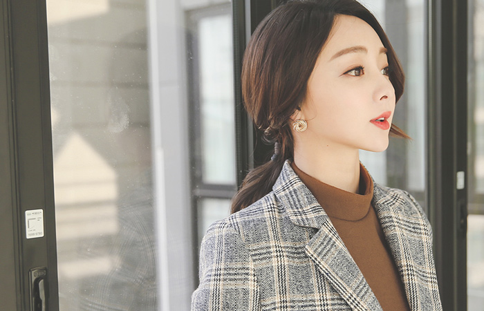 格伦·哈里森检查双排扣外套