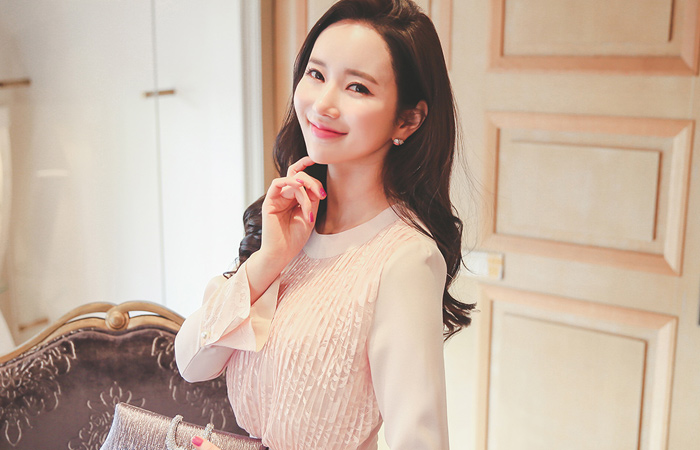 蕾丝百褶顶部体积连衣裙