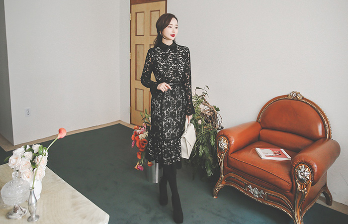 缎面皱褶领蕾丝连衣裙