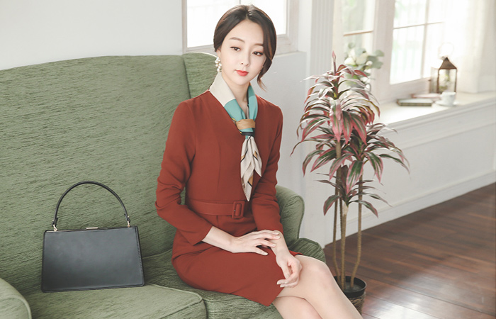 砖马里昂切口V字领连衣裙